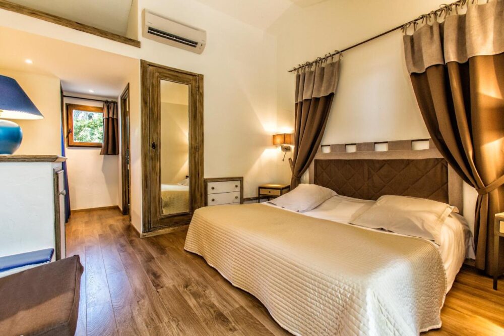 Chambre chaleureuse avec lit double et parquet.