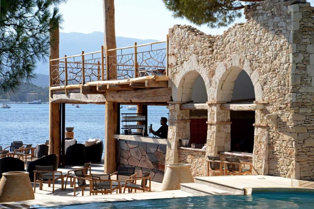 Terrasse en pierre avec vue sur mer.