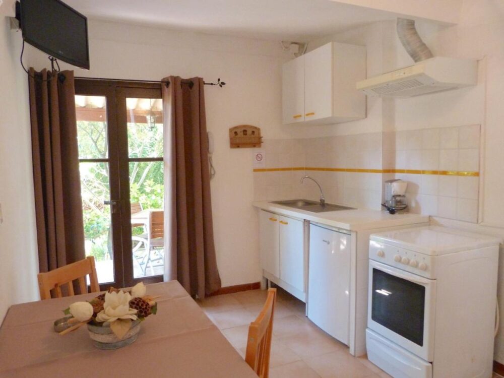 Cuisine équipée avec vue sur terrasse.