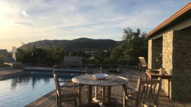 Terrasse avec piscine et vue sur montagnes.