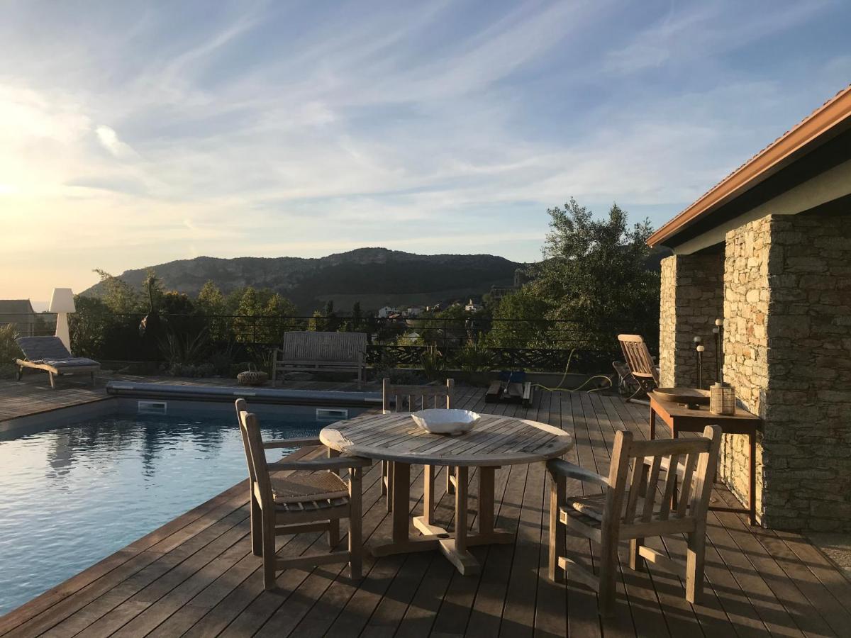 Terrasse avec piscine et vue sur montagnes.