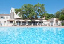Piscine d'hôtel avec chaises longues et parasols