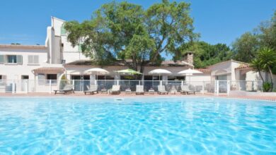Piscine d'hôtel avec chaises longues et parasols