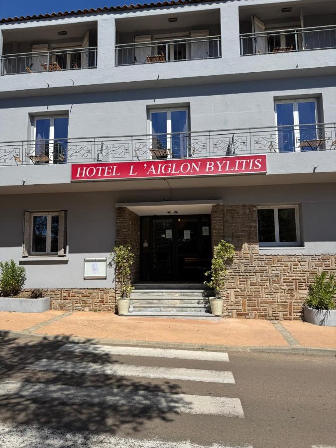 Entrée de l'hôtel L'Aiglon Bylitis.