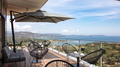Terrasse avec vue mer panoramique et mobilier moderne.