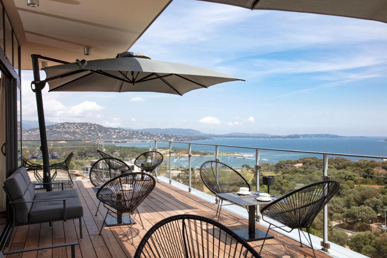 Terrasse avec vue mer panoramique et mobilier moderne.