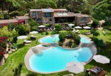 Villa en pierre avec piscine et jardin luxuriant.