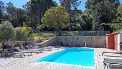 Piscine extérieure entourée de chaises longues.