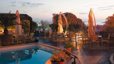 Terrasse au bord de la piscine au coucher du soleil.