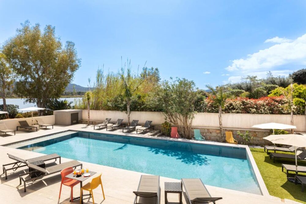 Piscine extérieure avec chaises longues et parasols