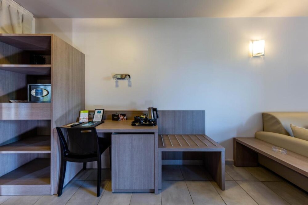 Bureau en bois dans une pièce moderne.