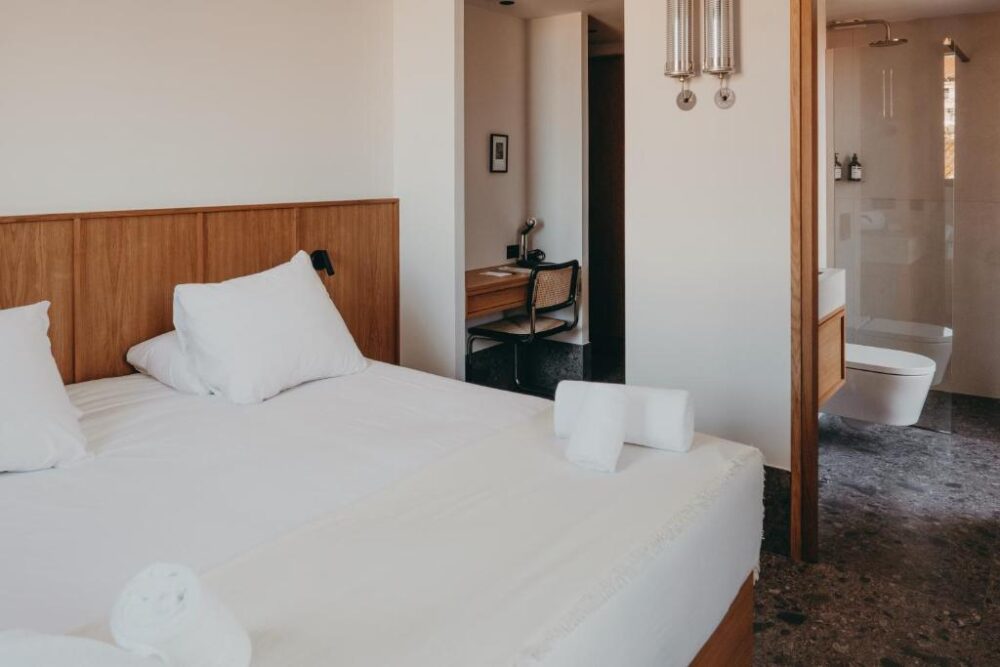 Chambre d'hôtel moderne avec salle de bain attenante.