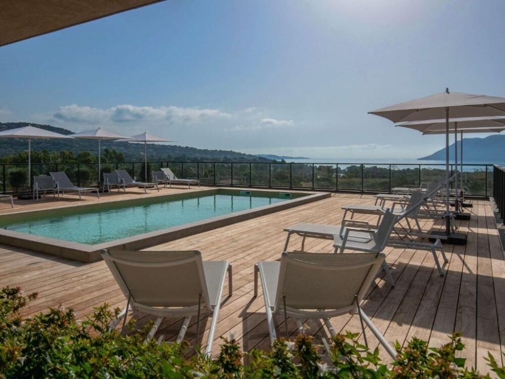Piscine sur terrasse avec vue mer panoramique.