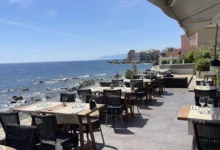 Terrasse de restaurant vue sur la mer