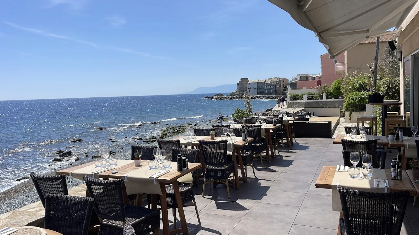 Terrasse de restaurant vue sur la mer