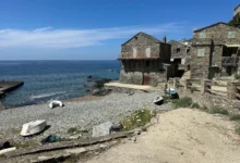 Village côtier en pierre près de la mer.