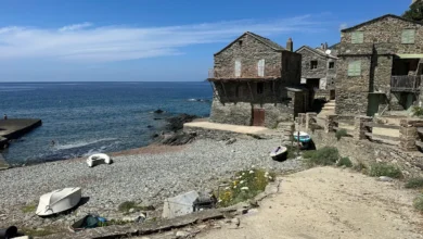 Village côtier en pierre près de la mer.