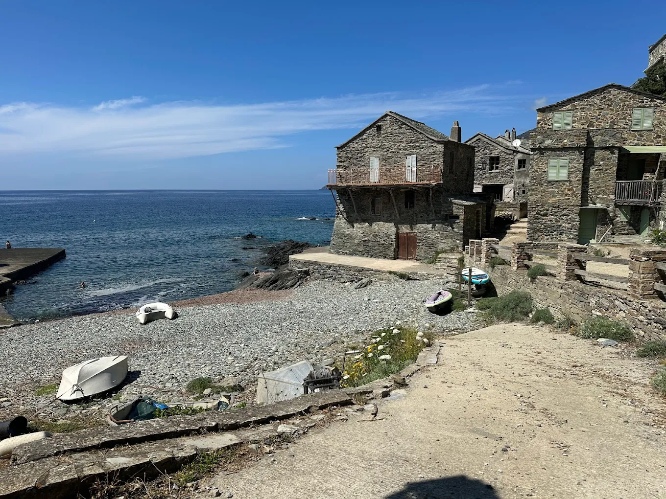Village côtier en pierre près de la mer.