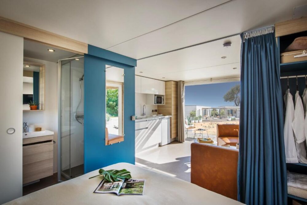 Chambre moderne avec coin salon lumineux.