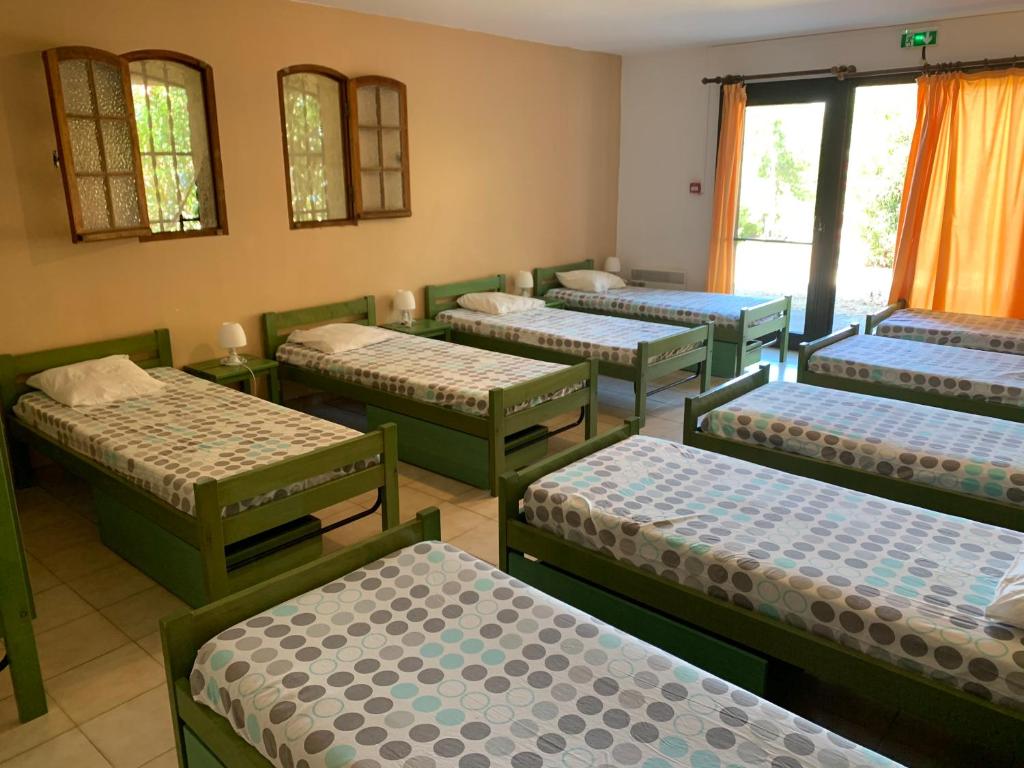 Dortoir avec plusieurs lits alignés.