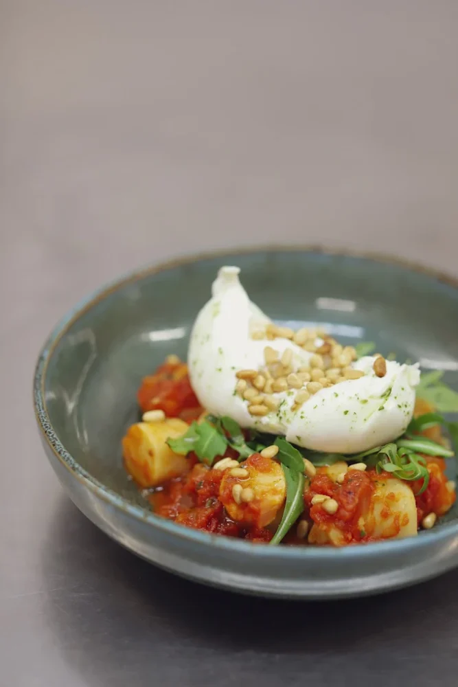 Gnocchi tomate, burrata, roquette et pignons.