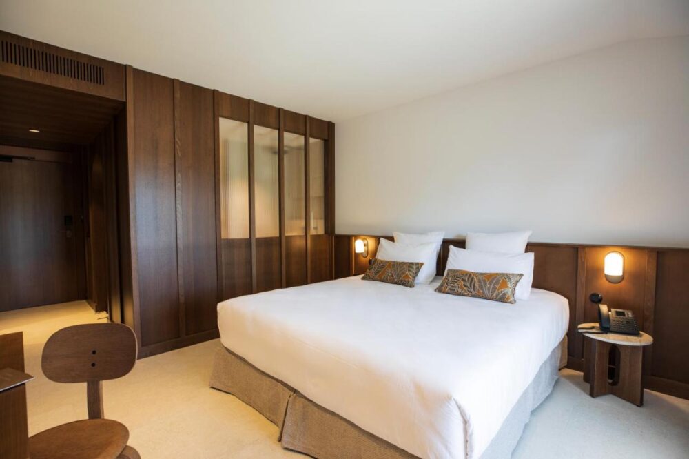 Chambre d'hôtel moderne avec lit double.