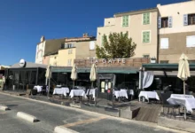 Terrasse de restaurant vide sous le soleil.