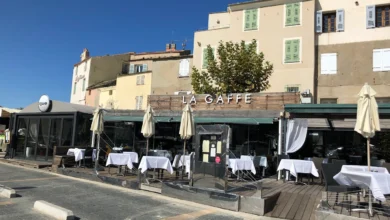Terrasse de restaurant vide sous le soleil.