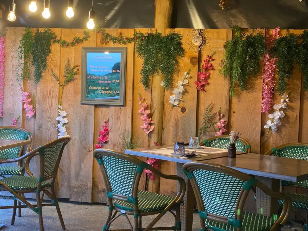 Café avec décoration florale et mobilier en osier.