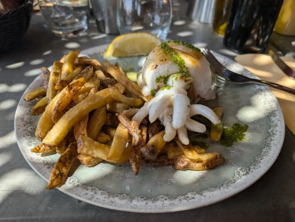 Assiette de seiche, frites et citron