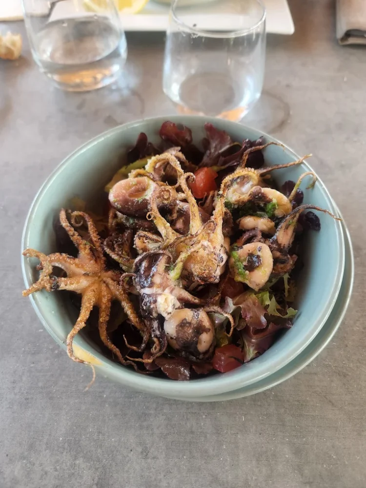 Plat de poulpes dans un bol turquoise.