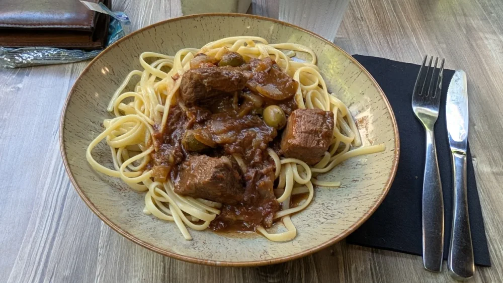 Assiette de pâtes avec ragoût de bœuf.