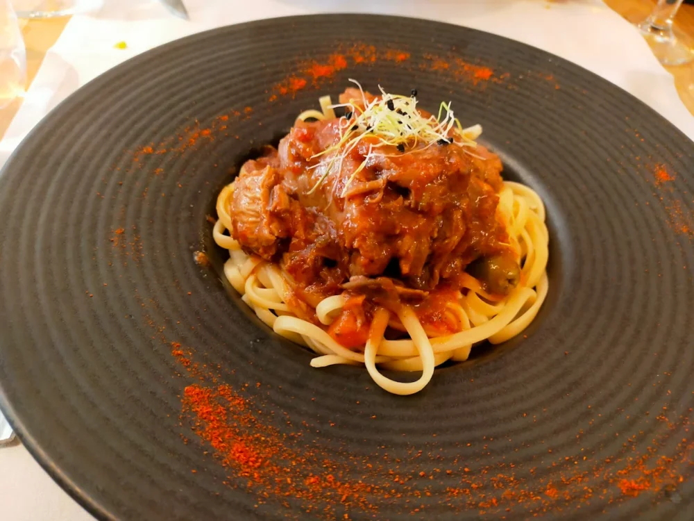 Assiette de pâtes à la sauce tomate.