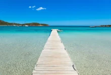 Ponton vers mer turquoise et ciel bleu