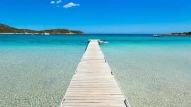 Ponton vers mer turquoise et ciel bleu