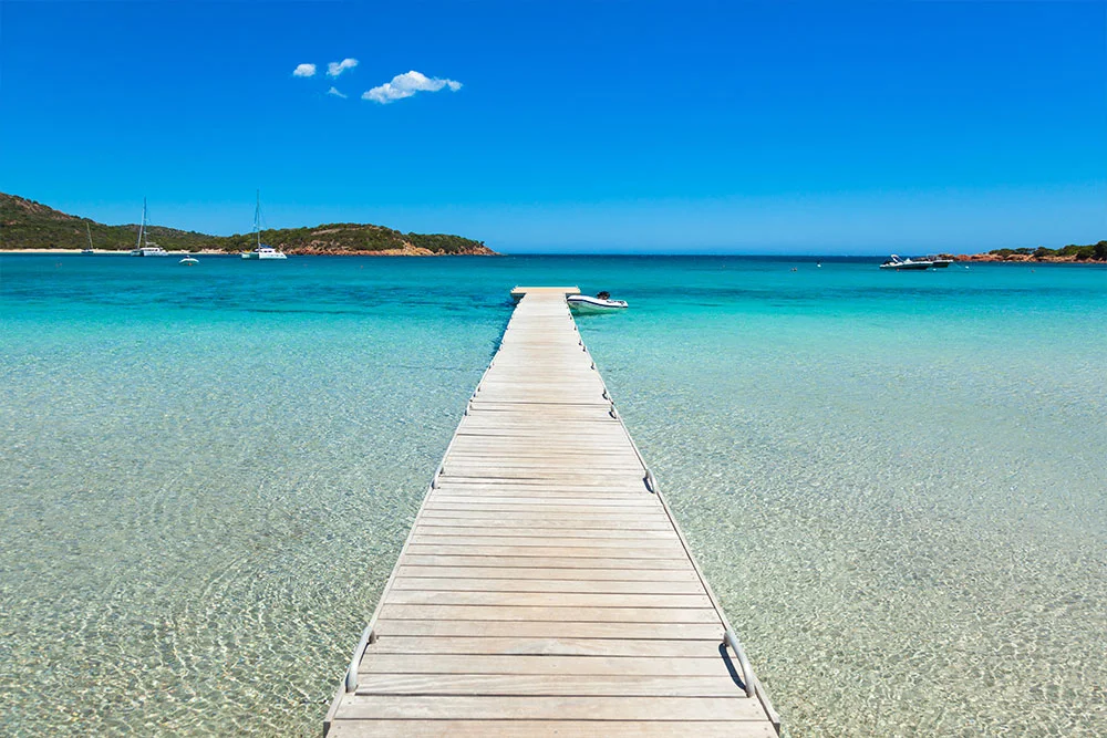 Ponton vers mer turquoise et ciel bleu