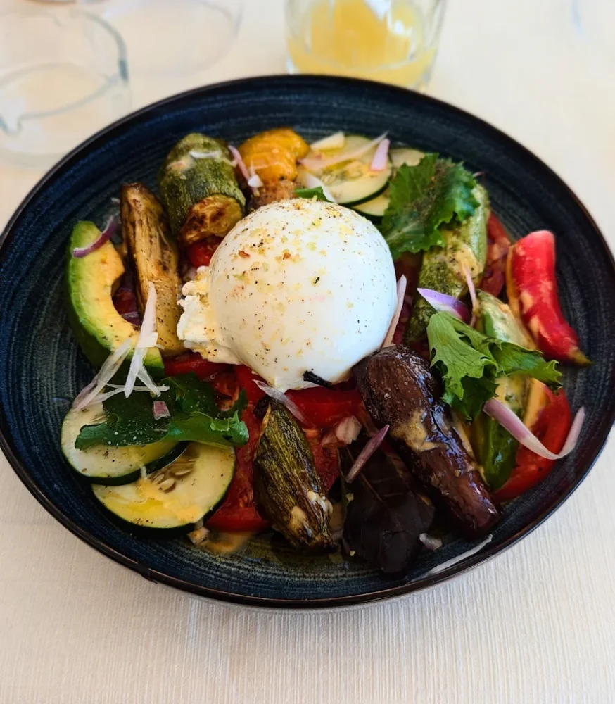 Salade colorée avec burrata et légumes grillés.