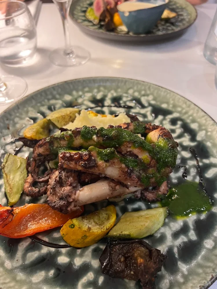 Assiette de tentacules de poulpe et légumes grillés.