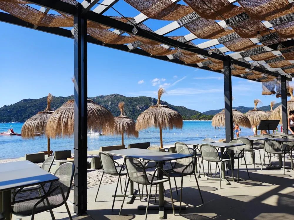 Terrasse de restaurant avec vue sur la plage
