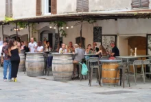 Terrasse de café avec clients attablés.
