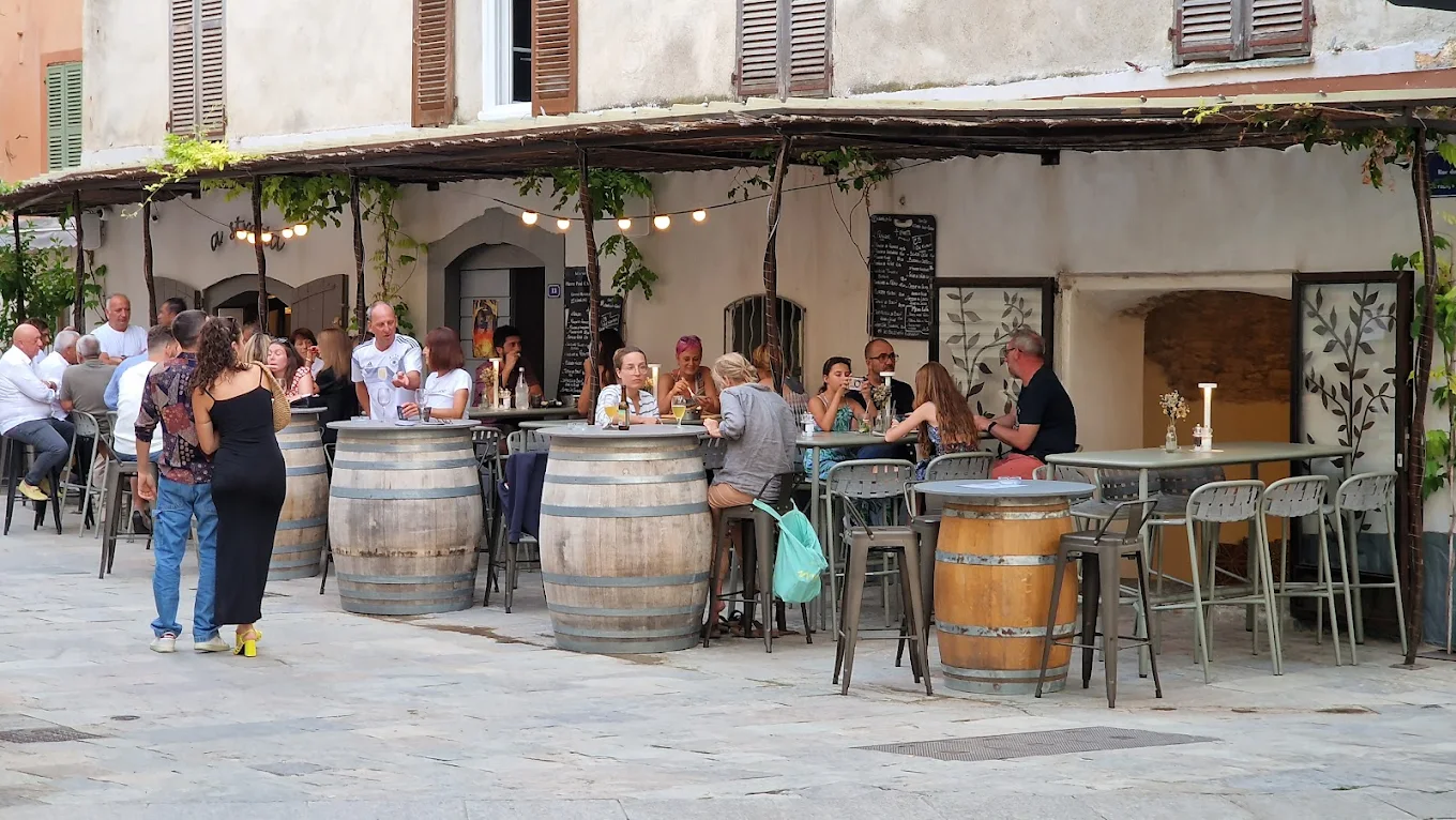 Terrasse de café avec clients attablés.