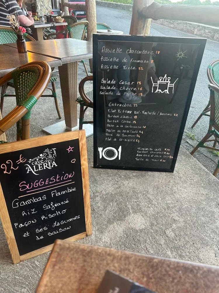 Menus sur ardoises à l'extérieur d'un restaurant.