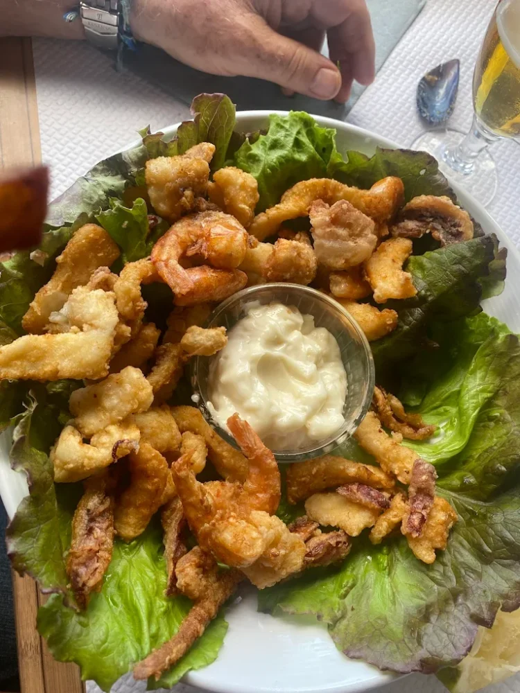 Assiette de fruits de mer frits avec sauce.