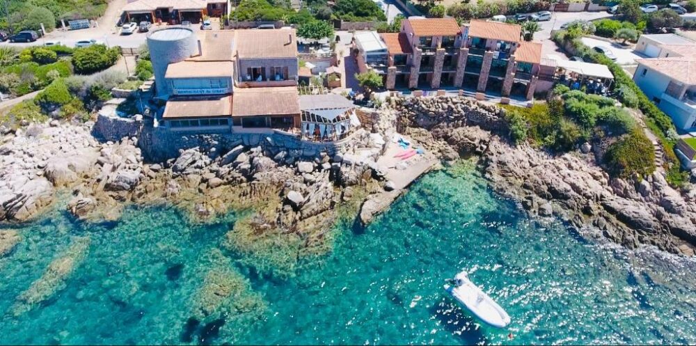 Vue aérienne d'un bâtiment en bord de mer.