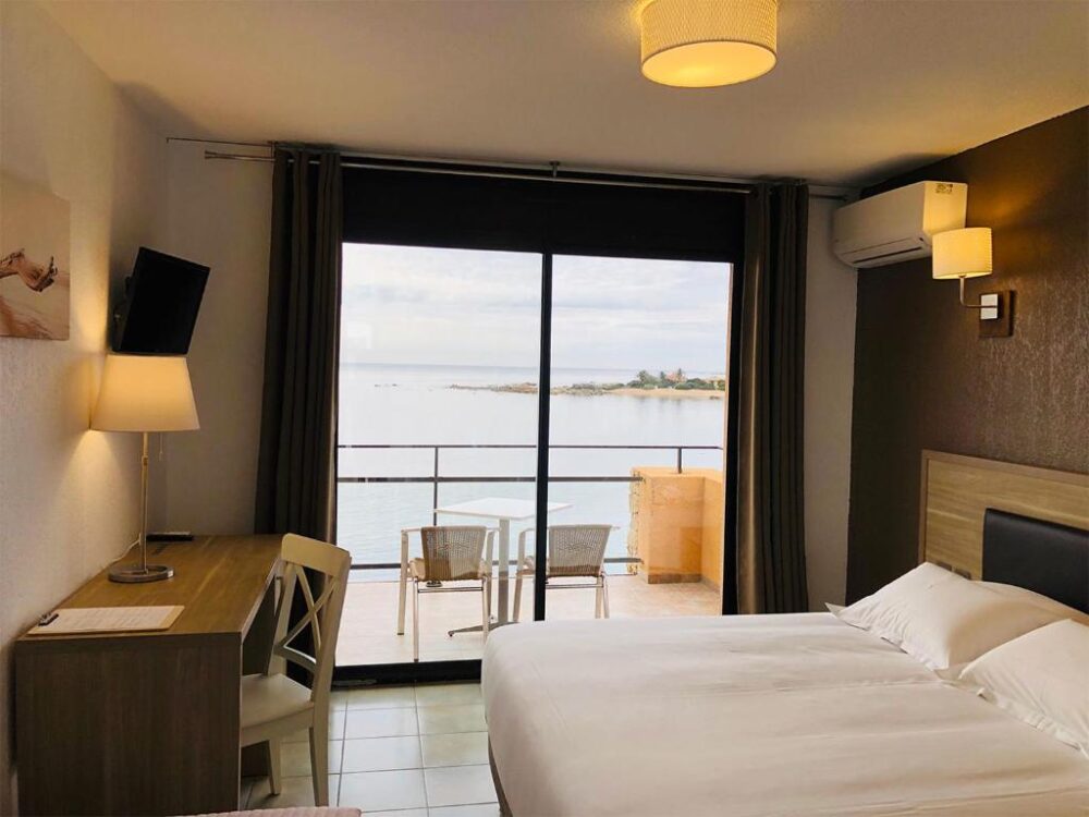 Chambre d'hôtel avec vue sur la mer.
