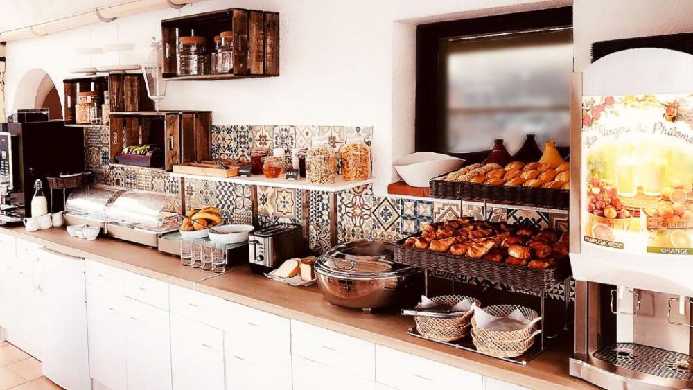 Buffet petit-déjeuner avec viennoiseries et boissons.