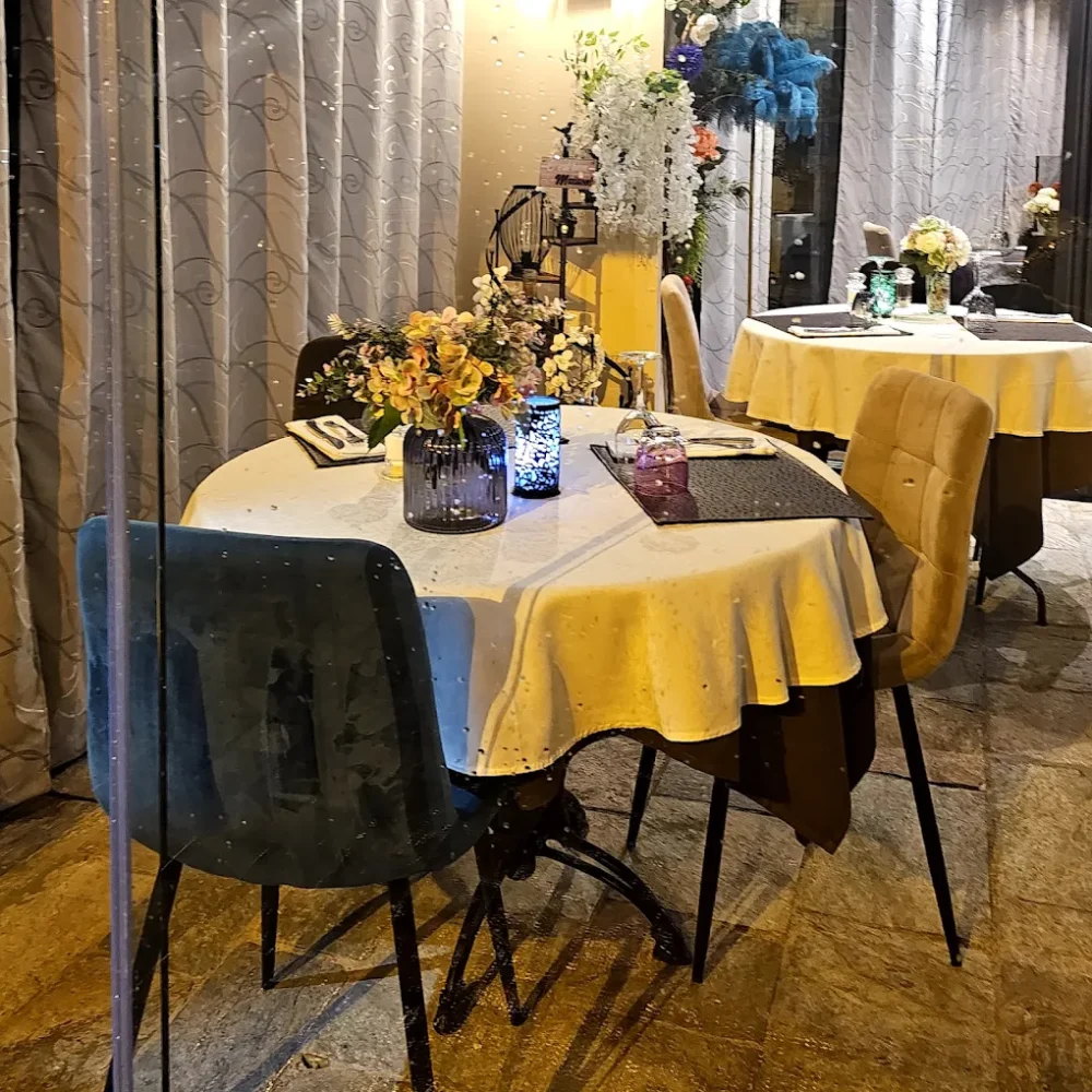 Table de restaurant élégamment dressée avec fleurs.