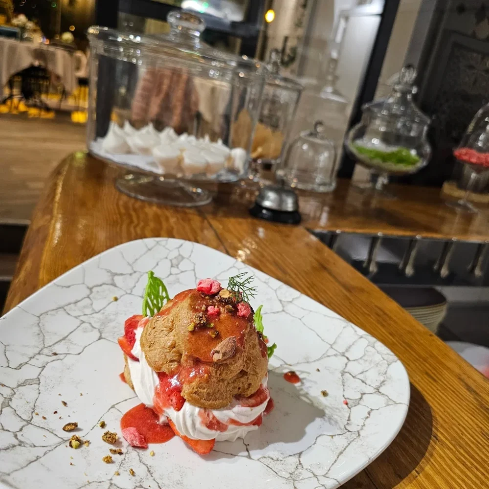 Dessert gourmand avec chantilly et fruits rouges.