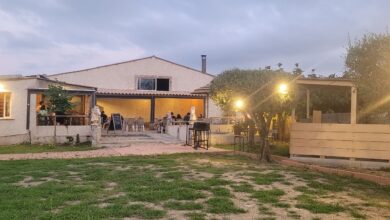 Restaurant extérieur avec terrasse éclairée au crépuscule.