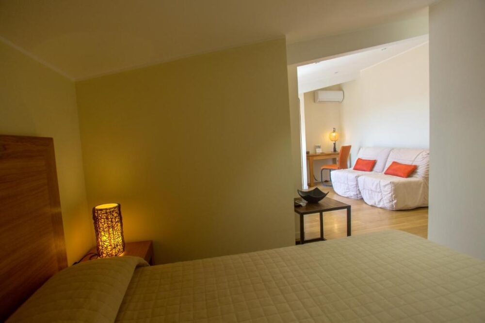 Chambre d'hôtel avec salon, canapé et bureau.